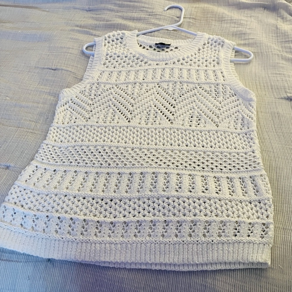 Talbots White Sleeveless Crochet Top Round Neck size Small Petite